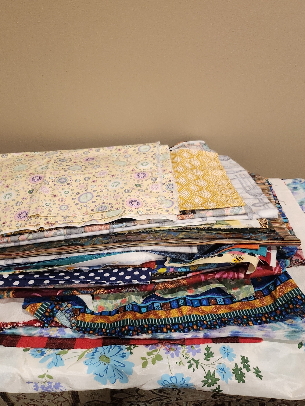 ONE Fabric Fat Quarter 18x21 (choose from pile) - Picture 2 of 14